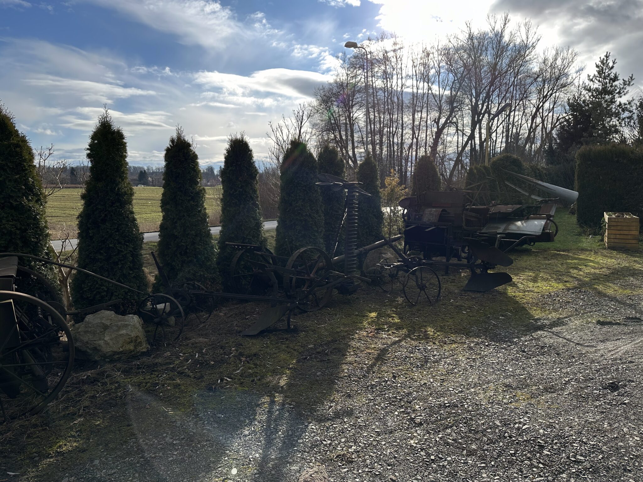 Zabytkowe konne maszyny rolnicze na terenie gospodarstwa